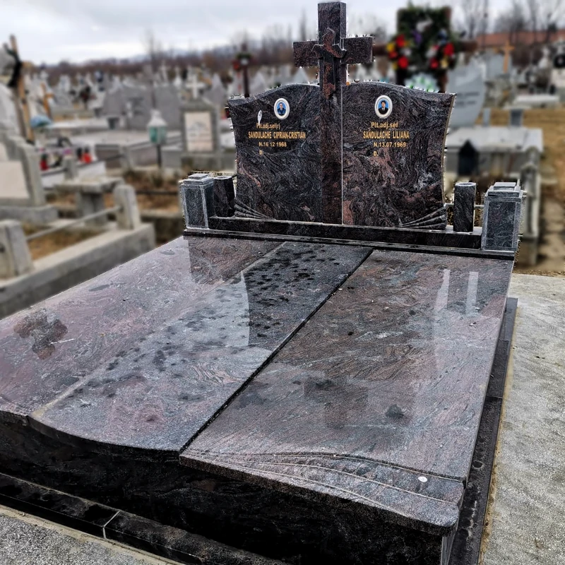 Cruci marmura si monumente funerare din granit negru