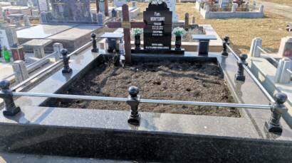 cruci si monumente funerare din granit