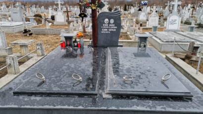 cruci si monumente funerare din granit