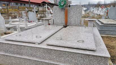 cruci si monumente funerare din granit