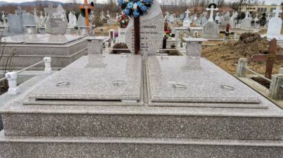 cruci si monumente funerare din granit