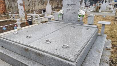 cruci si monumente funerare din granit