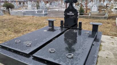 cruci si monumente funerare din granit